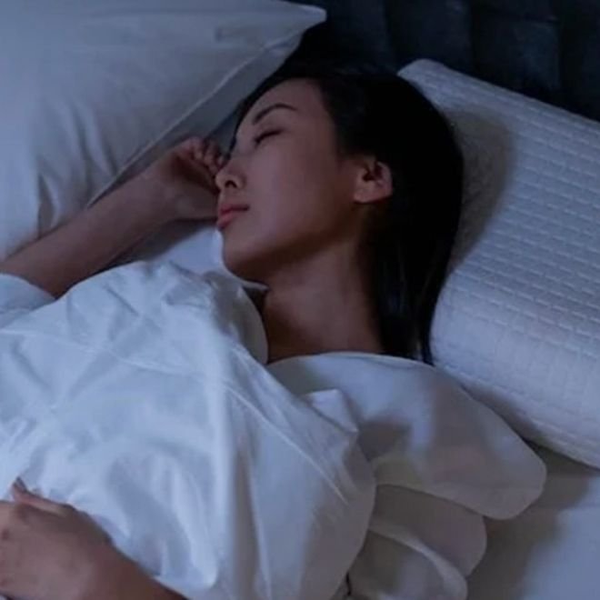 Femme endormie dans son lit la nuit