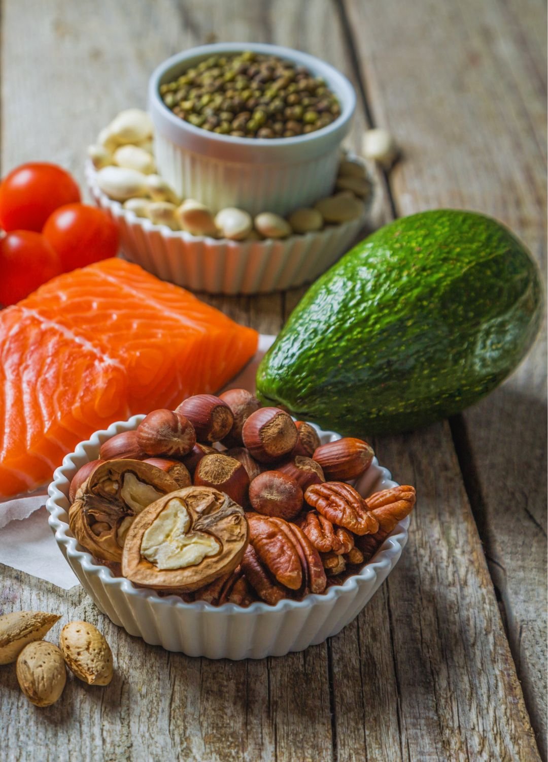 Aliments (saumon, avocat, oléagineux) pour limiter la chute des cheveux