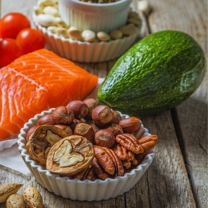 Aliments (saumon, avocat, oléagineux) pour limiter la chute des cheveux