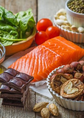 Aliments (saumon, avocat, oléagineux, épinards, huile) pour limiter la chute des cheveux