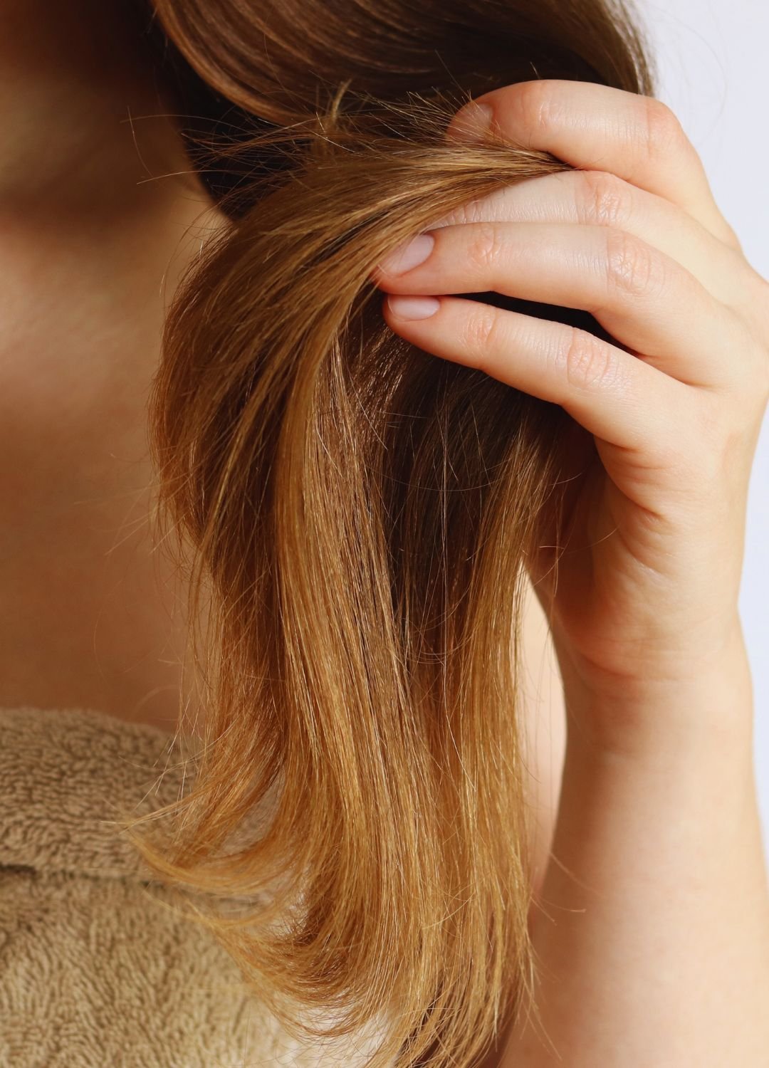 Femme ayant ses cheveux dans les mains