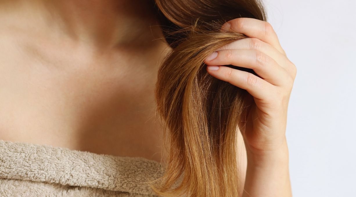 Femme ayant ses cheveux dans les mains
