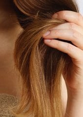 Femme ayant ses cheveux dans les mains