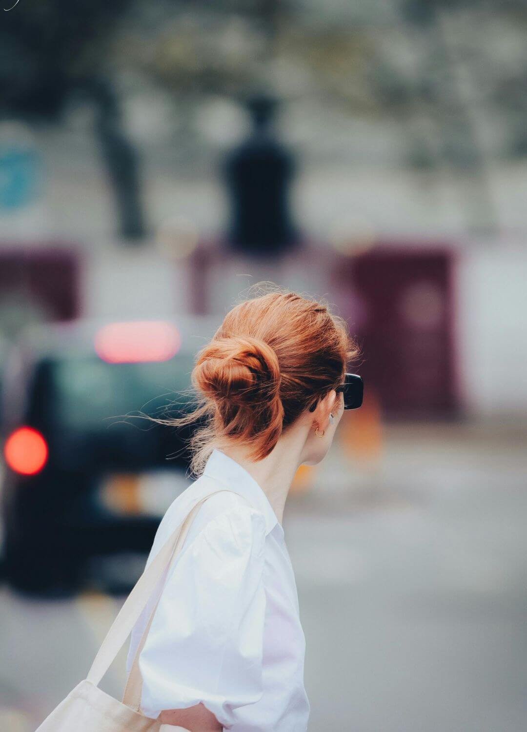 Femme ayant les cheveux attachés en ville