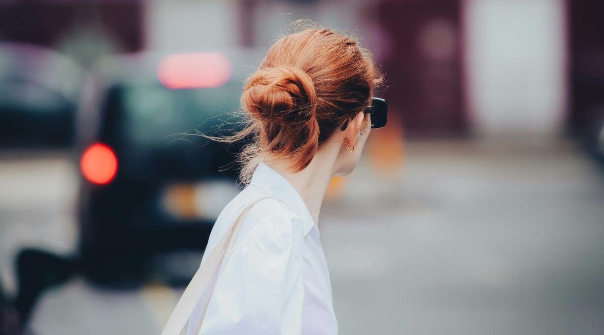 Femme ayant les cheveux attachés en ville