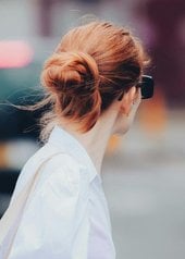 Femme ayant les cheveux attachés en ville