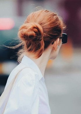 Femme ayant les cheveux attachés en ville
