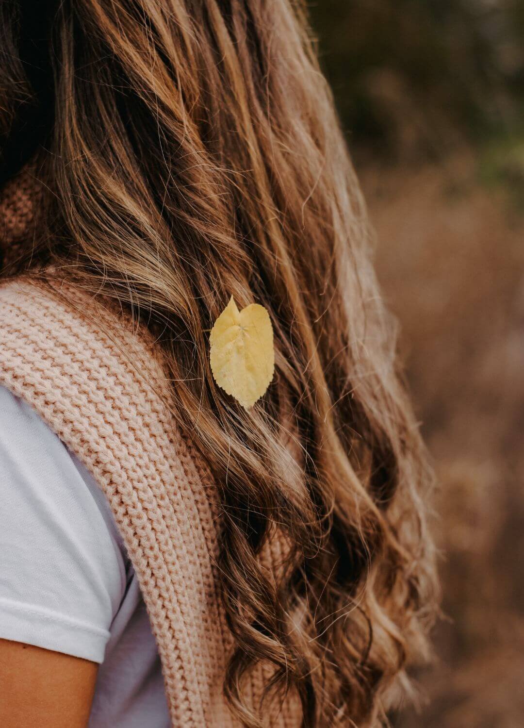 Femme ayant une feuille morte dans ses cheveux