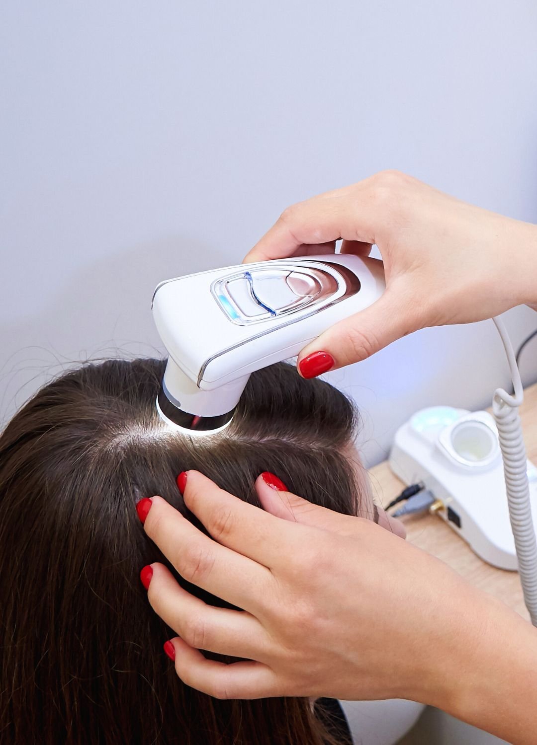 Praticienne réalisant un diagnostic de cheveux sur une femme