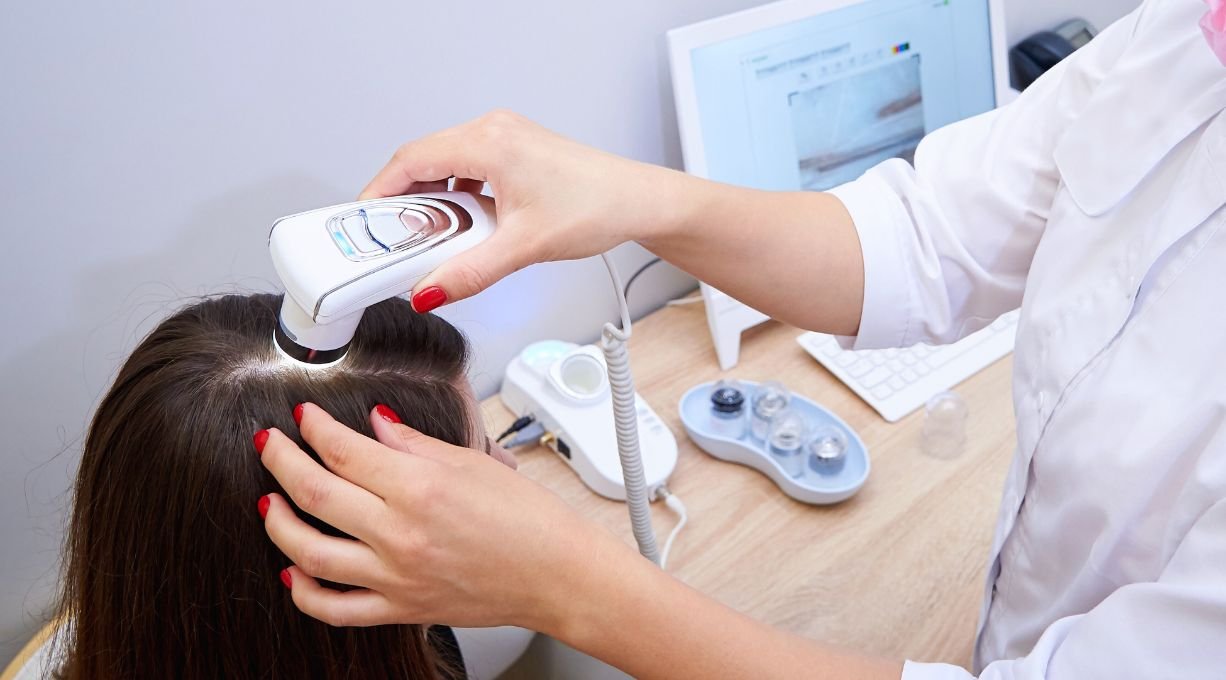 Praticienne réalisant un diagnostic de cheveux sur une femme