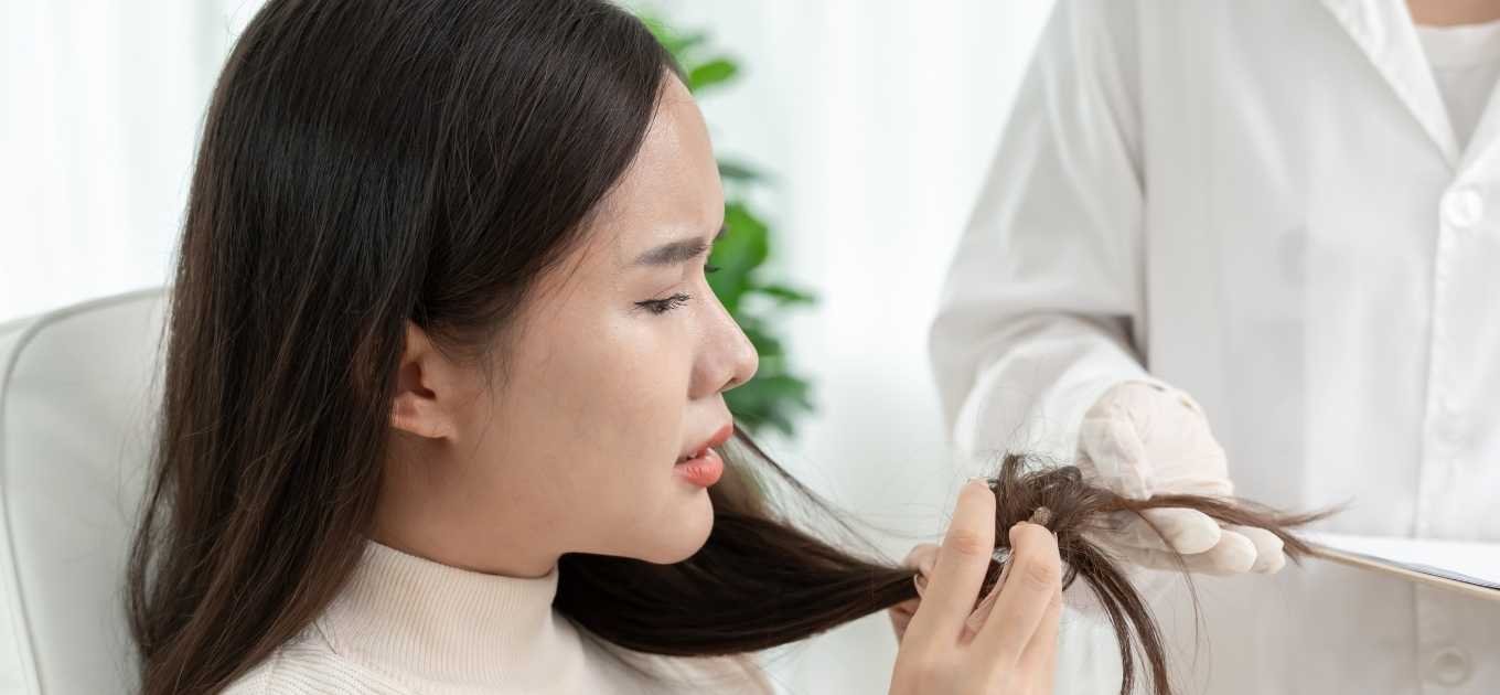 Femme assise dans un fauteuil chez un professionnel de la santé capillaire pour un diagnostic cheveux