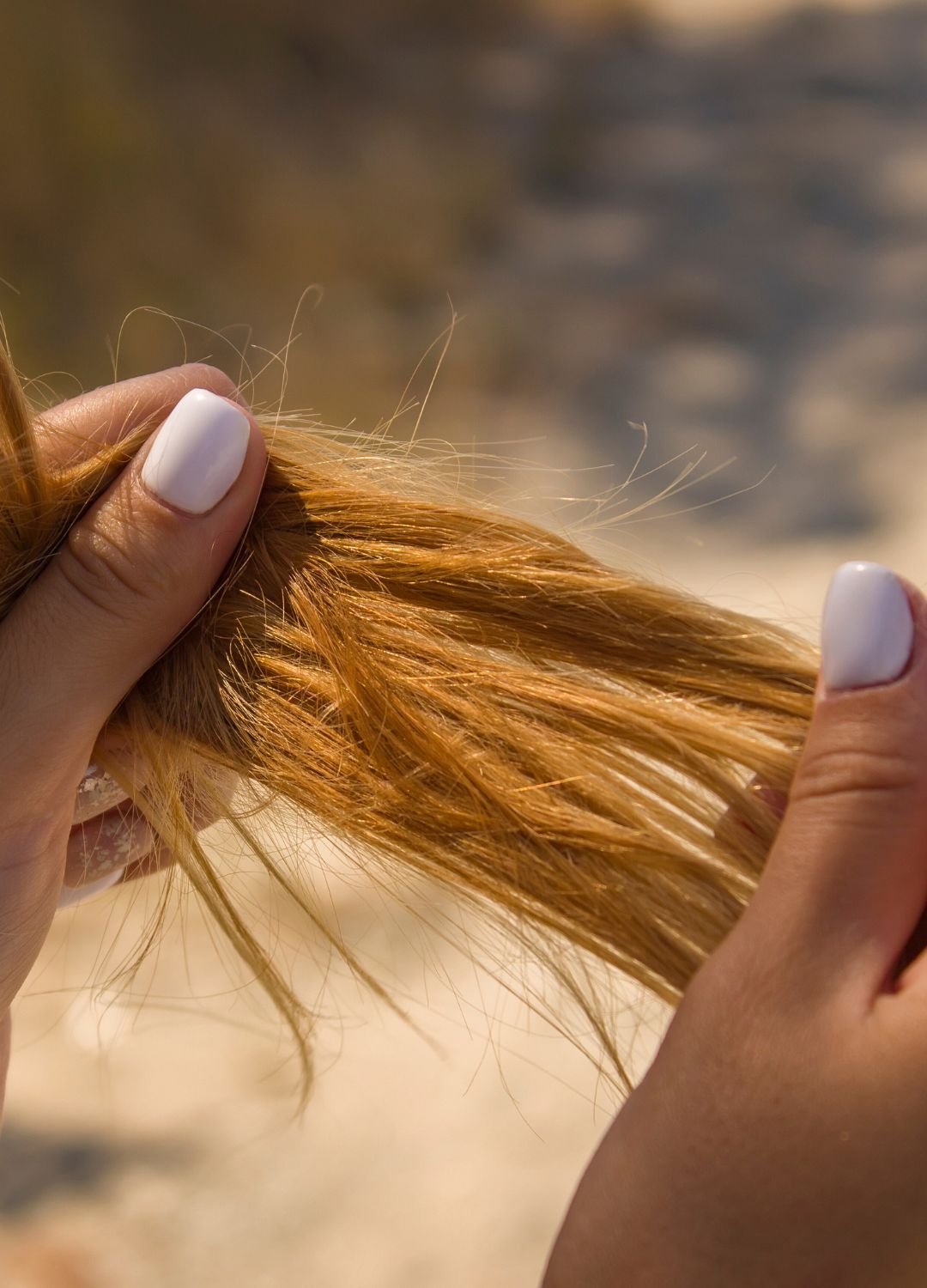Femme se tenant les cheveux en automne