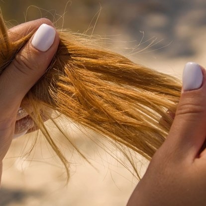 Femme se tenant les cheveux en automne