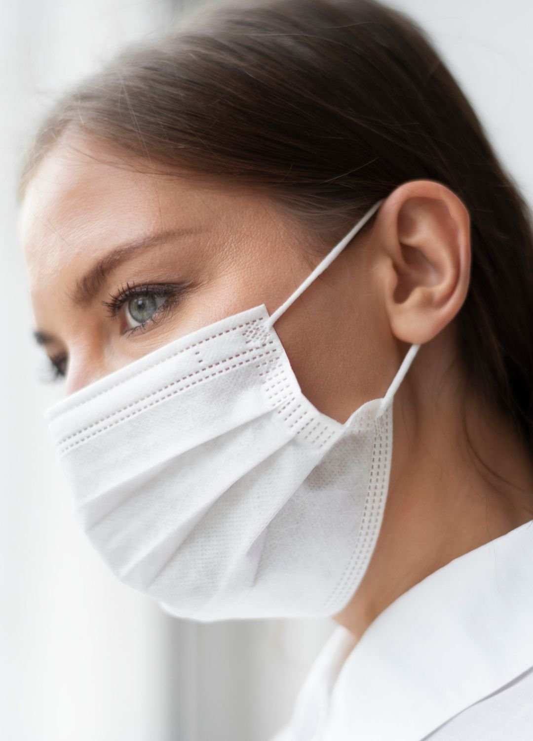 Femme ayant un masque sur le visage pour se protéger du covid