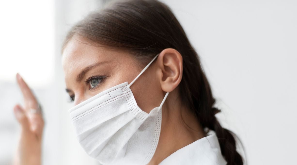 Femme ayant un masque sur le visage pour se protéger du covid