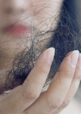 perdre ses cheveux à la ménopause, que faire ?