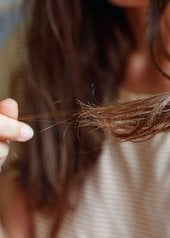 Femme enlevant les cheveux morts de sa chevelure