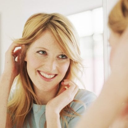 femme se touchant les cheveux en manque de volume