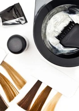 image d'une préparation pour colorer les cheveux avec des nuanciers de cheveux
