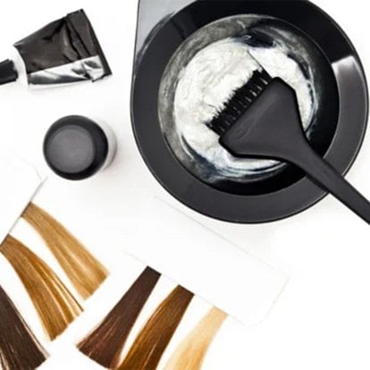 image d'une préparation pour colorer les cheveux avec des nuanciers de cheveux