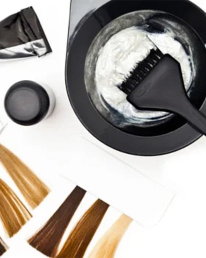 image d'une préparation pour colorer les cheveux avec des nuanciers de cheveux
