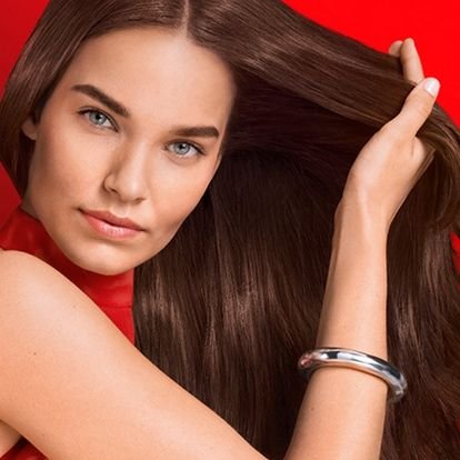 Femme se tenant les cheveux avec sa main gauche