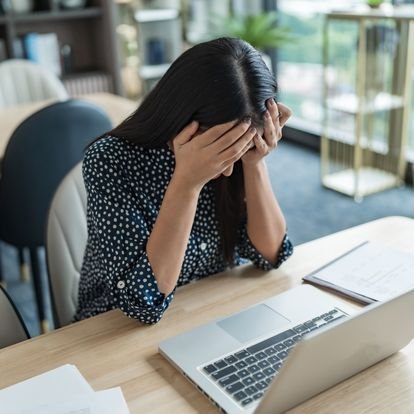 Femme se prenant la tête dans ses mains