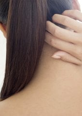 femme se grattant le cuir chevelu