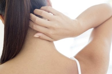 femme se grattant le cuir chevelu