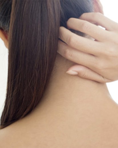femme se grattant le cuir chevelu