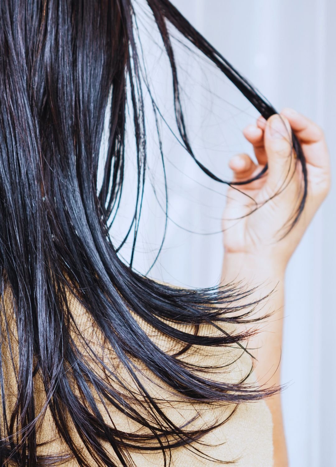 Femme ayant les cheveux gras
