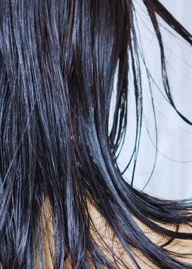 Femme ayant les cheveux gras
