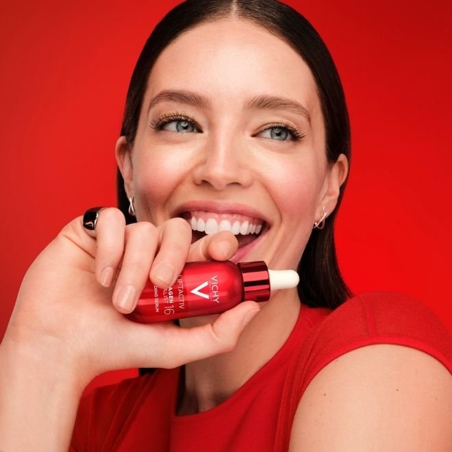 Femme jeune tenant le sérum liftactiv collagen specialist 16 bonding dans ses mains
