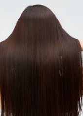 Femme aux longs cheveux ayant ses mains dans ses cheveux
