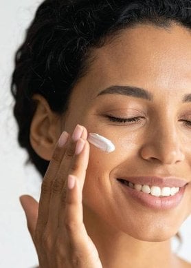 femme appliquant une crème au collagène sur son visage