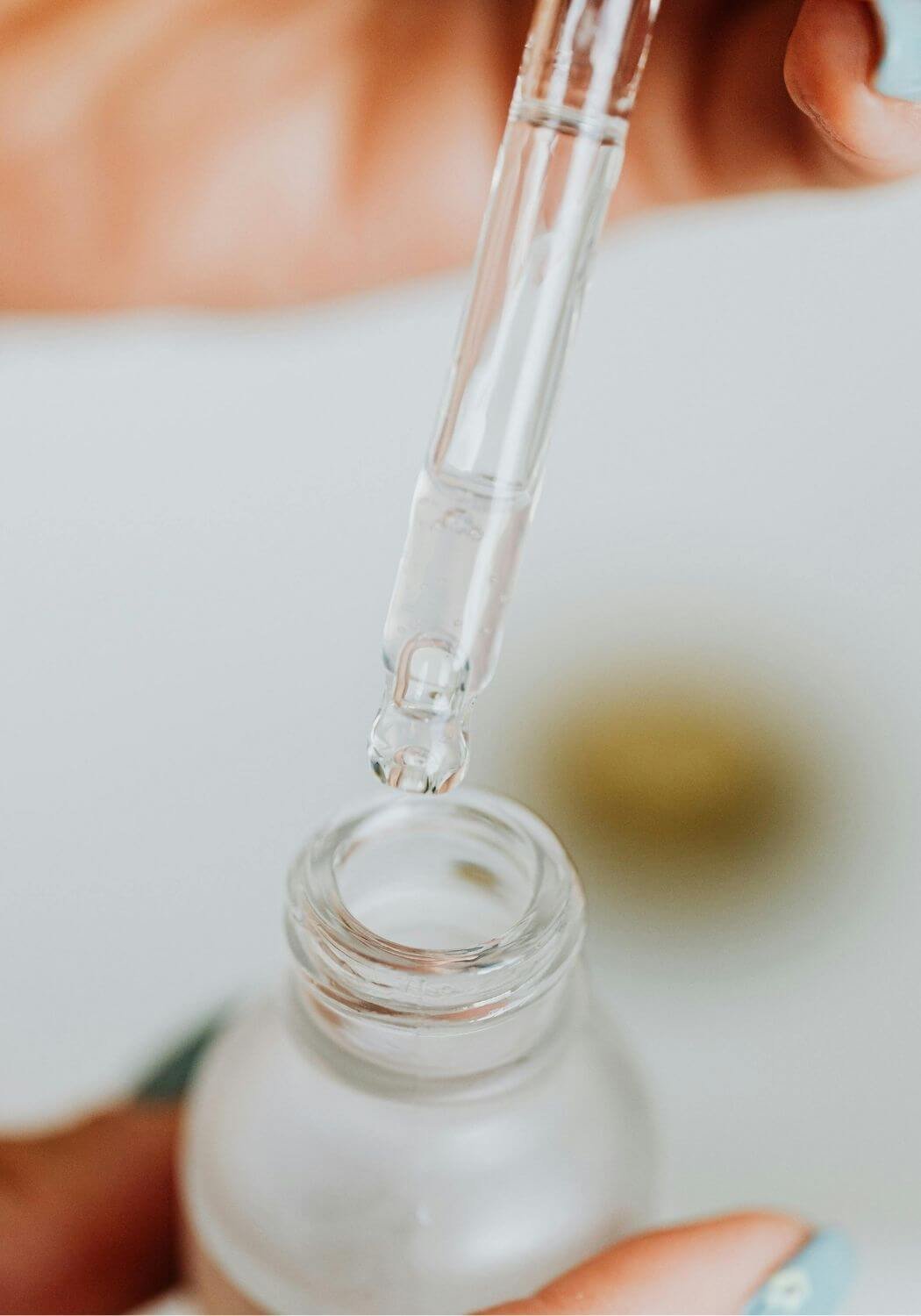 Image d'un flacon de sérum visage avec une pipette contenant du sérum