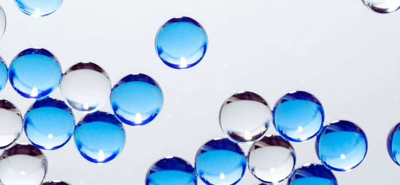Image de bulles bleues et translucides