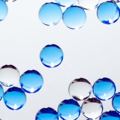 Image de bulles bleues et translucides