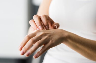 Que faire pour effacer une tache orange sur les mains ? | VICHY