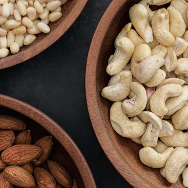 Image d'oléagineux (noix de cajou, amandes...) dans des bols pour une alimentation pro-collagène