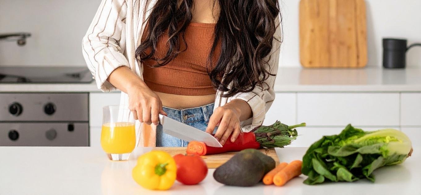 Femme coupant des légumes dans une cuisine
