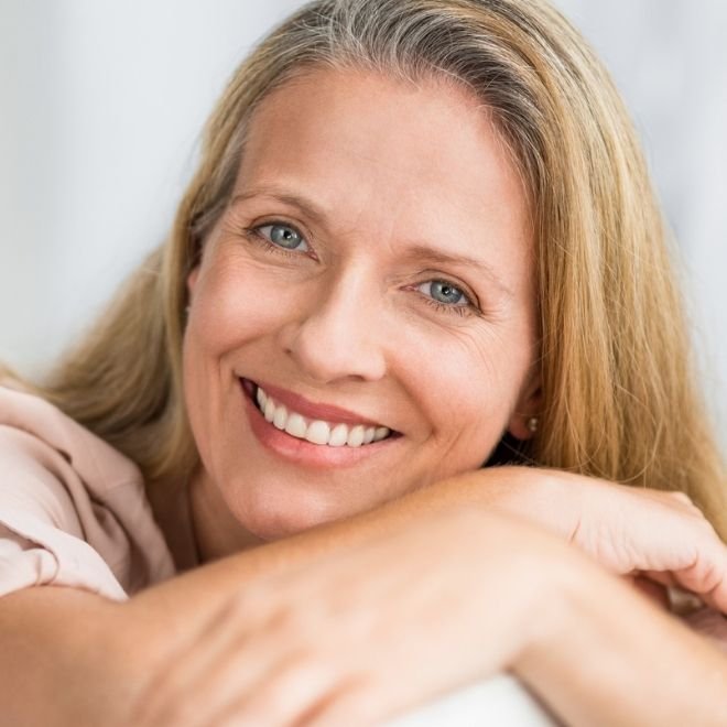 femme de 45/50 ans qui sourit