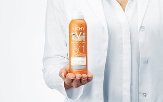 comment-utiliser-spray-anti-sable-enfants-spf50
